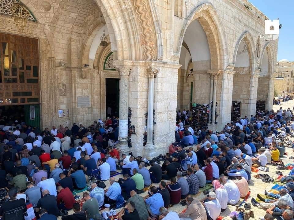 60 الف مصل أدوا اليوم صلاة الجمعة الثانية في رحاب المسجد الاقصى المبارك